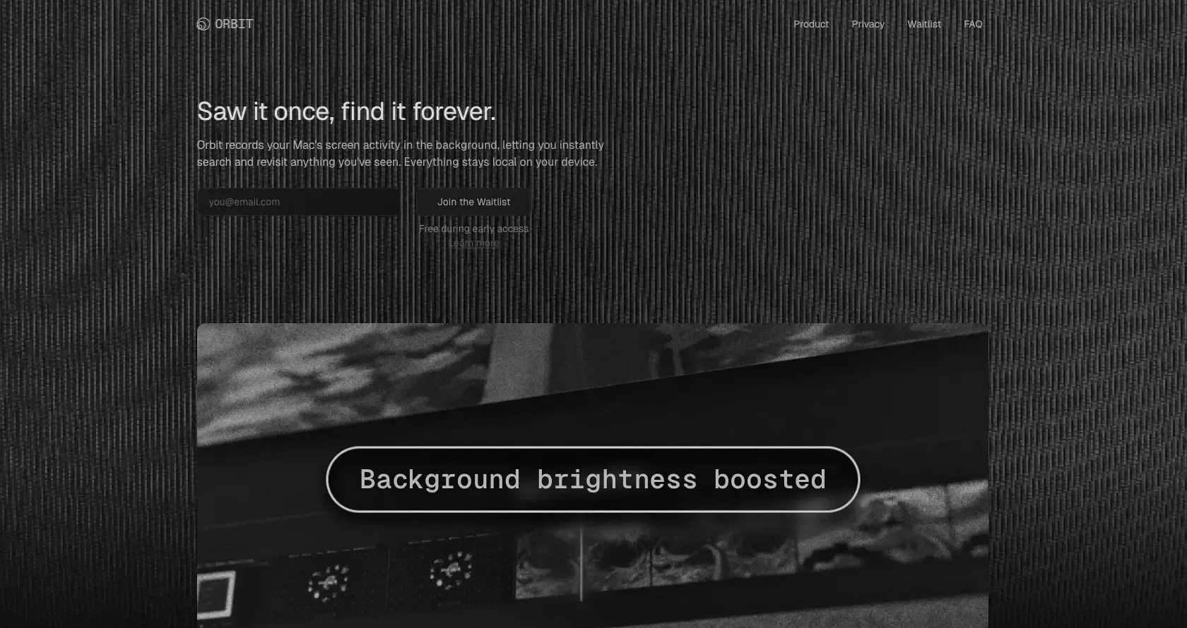 Graustufiger Webseitenabschnitt mit großem, schräg gestelltem Screenshot mit abgerundeten Ecken und einem pillenförmigen Overlay-Label mit der Aufschrift 'Background brightness boosted'.